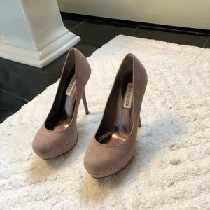 Steve Madden high heel. Pale pink/purple. Suede.